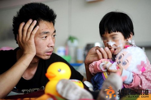 山西父亲嘴对嘴喂食女儿500天 照顾女儿成其他一生责任