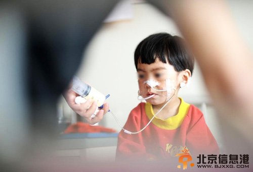 山西父亲嘴对嘴喂食女儿500天 照顾女儿成其他一生责任