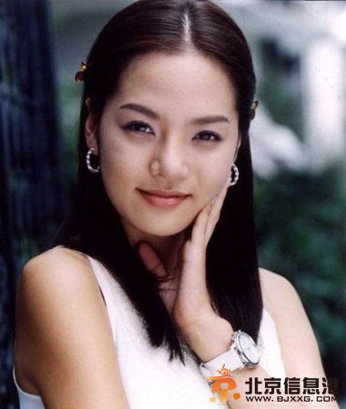 1994年参加海太小姐选拔赛进入演艺圈，2000年演出《爱上女主播》中善美一角，获选为韩国2000年人气最旺<a href='http://www.bjxxg.cn/ent/mingxing/' target='_blank'><u>女明星</u></a>，红遍亚洲，也是从那时起被中国观众人士。