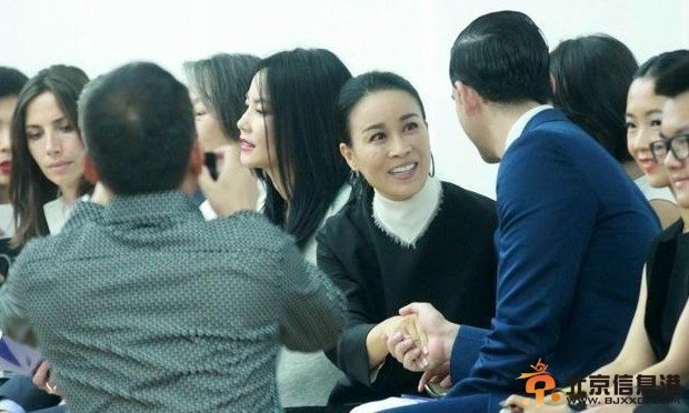 王菲撞脸俞飞鸿那英左右逢源 网友：女神都长一个样？【图】