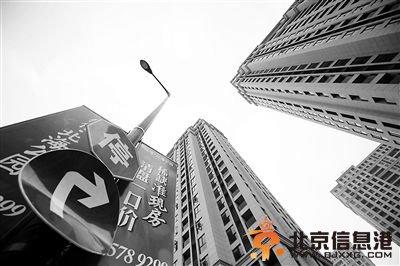 杭州一楼盘挂出的降价广告。目前，杭州住房库存需25个月才能消化完