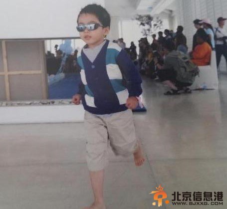 威廉弟弟旧照光脚丫奔跑 网友：拯救银河系的是威廉妈妈