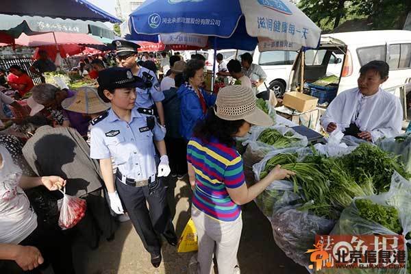 北京警方进早市巡逻 民众称心里踏实