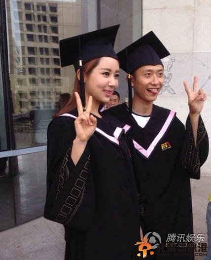杨紫张一山晒毕业照 “家有儿女”长大成人