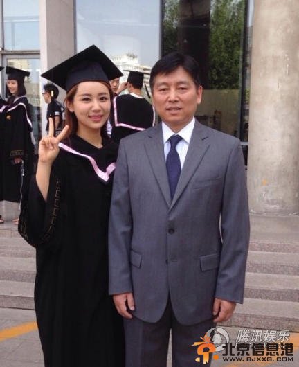 杨紫张一山晒毕业照 “家有儿女”长大成人