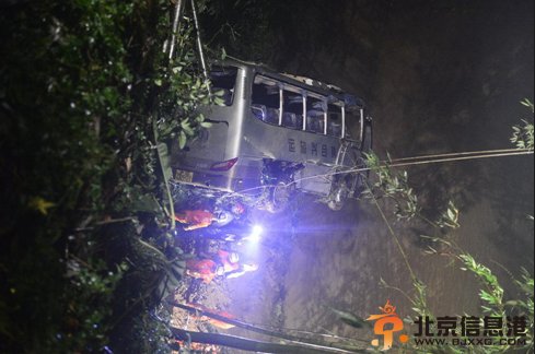 福建载26人客车坠江 2人遇难5人失踪