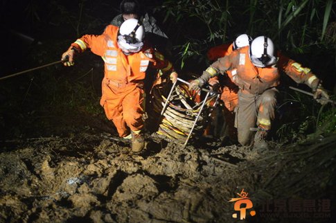 福建载26人客车坠江 2人遇难5人失踪