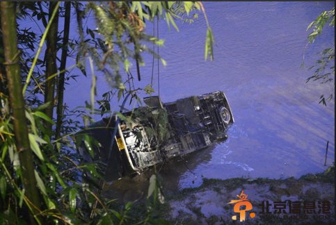 福建载26人客车坠江 2人遇难5人失踪