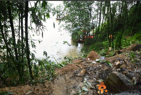 福建载26人客车坠江 2人遇难5人失踪