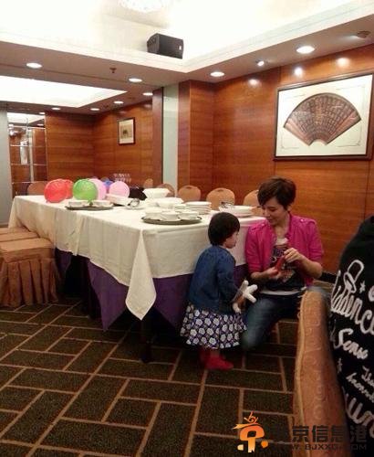 母女二人一齐布置生日宴会现场