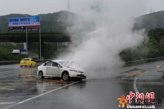 深圳沿海高速突发交通事故 路过记者联手冒险施救 