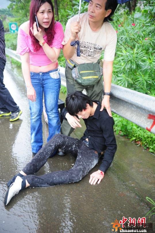 深圳沿海高速突发交通事故 路过记者联手冒险施救 