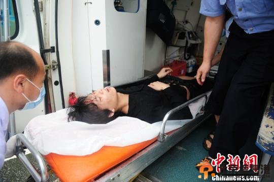 深圳沿海高速突发交通事故路过记者联手冒险施救