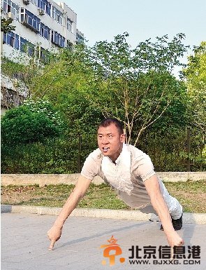 25岁小伙63秒内单指劈碎100只瓷碗创吉尼斯记录