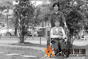 南京保姆上岗不到1年中风 雇主照顾其9年