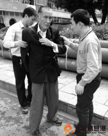 杭州八旬“假摔帝”走红 老翁假摔10年路人救助不断