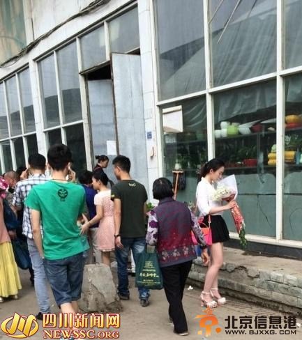 一见钟情！小伙儿邂逅白衣女孩发另类照片寻人