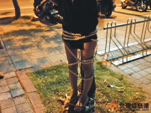 寿星被绑树上哭叫引来警察 原来是生日恶作剧