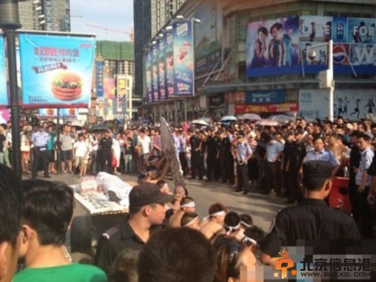 商贩诈死抹黑城管 奈何难耐高温当场