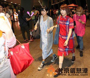 丁文琪格子衫亮相