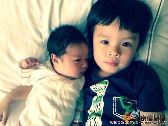 孙俪儿女正面照首曝光 等等搂妹妹长相似妈妈