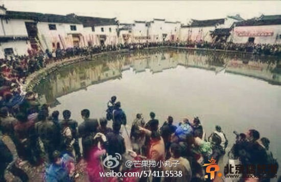 疑似拍摄现场围观人群
