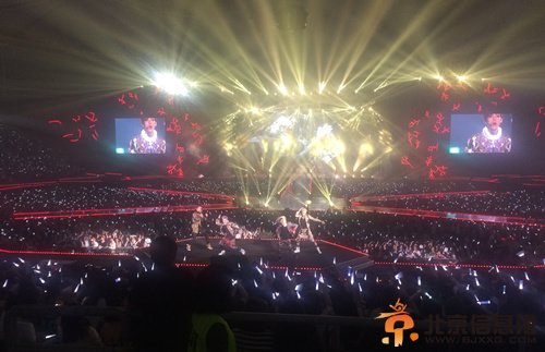 EXO队长SUHO庆生忍泪：永远在一起！