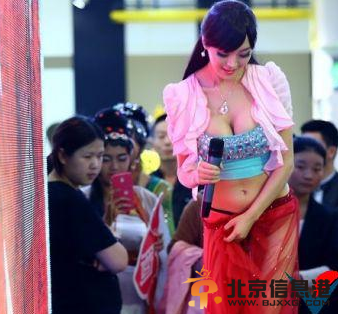 胸模大赛女神潘春春出场 男性粉丝瞬间被秒