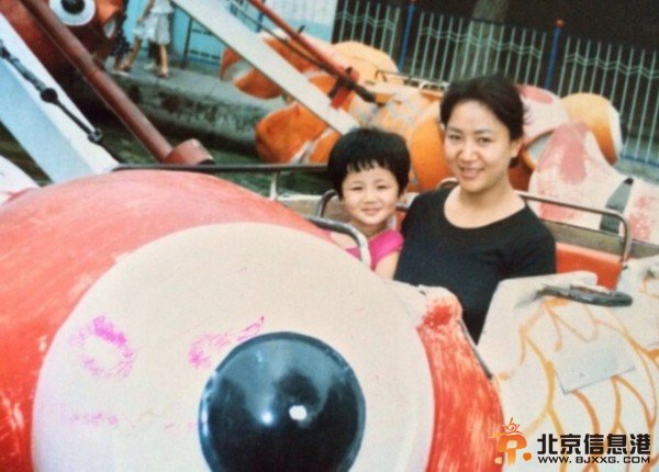 杨紫曝妈妈年轻时美照 大眼灵动杨紫像妈妈
