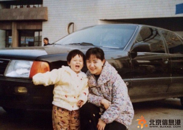 杨紫曝妈妈年轻时美照 大眼灵动杨紫像妈妈
