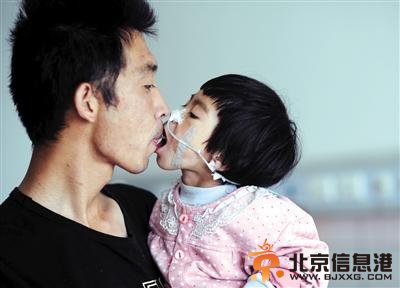 山西一女童牙齿脱落无法咀嚼 父亲用嘴喂食500天