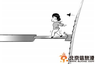 6旬老太深夜赌博遭警方突击 爬31层横梁逃跑打颤被困