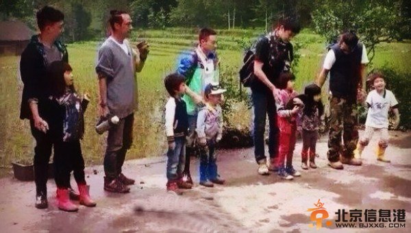 《爸爸2》第二站赴浙江古村 众人围观阵仗大