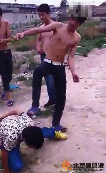 三青年殴打13岁男孩致其晕死 后向其脸上撒尿(图)