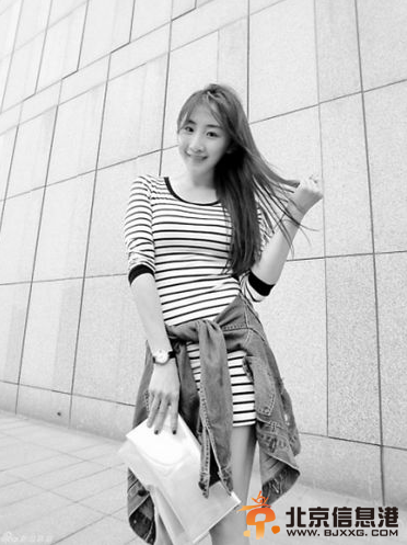 何雯娜晒美艳街拍照 美腿+墨镜引男粉丝示爱(图)
