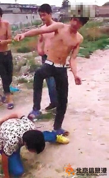 网传视频长达8分40秒。视频中，三名男子围殴一少年，肘击、脚踢、用石块砸。视频截图