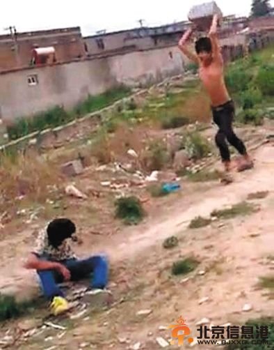 网传视频长达8分40秒。视频中，三名男子围殴一少年，肘击、脚踢、用石块砸。视频截图