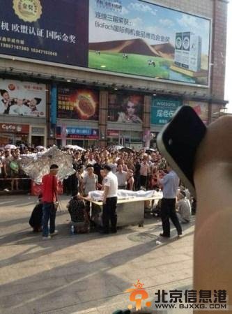 8月3日下午3点，湖北武汉中山大道佳丽广场，十多名赤膊男子披麻戴孝，用门板抬着一具“尸体”在此示威，宣称城管打死人。