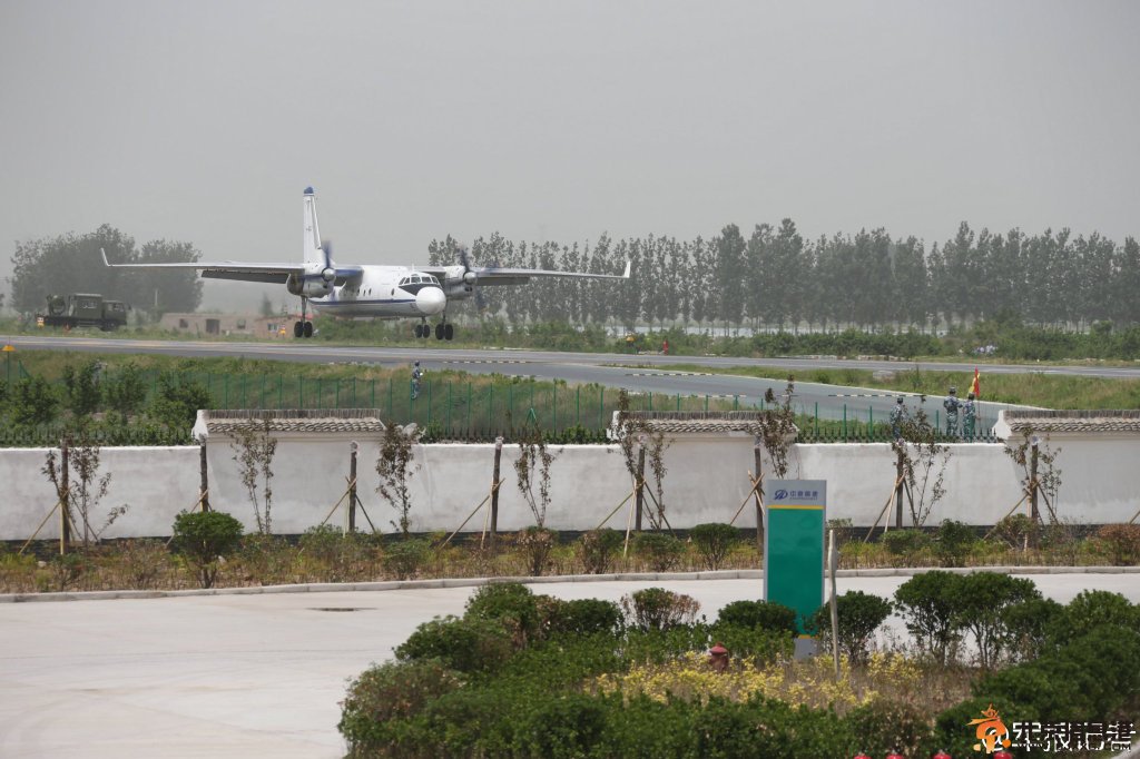 中国空军首次在高速路起降战机(组图)