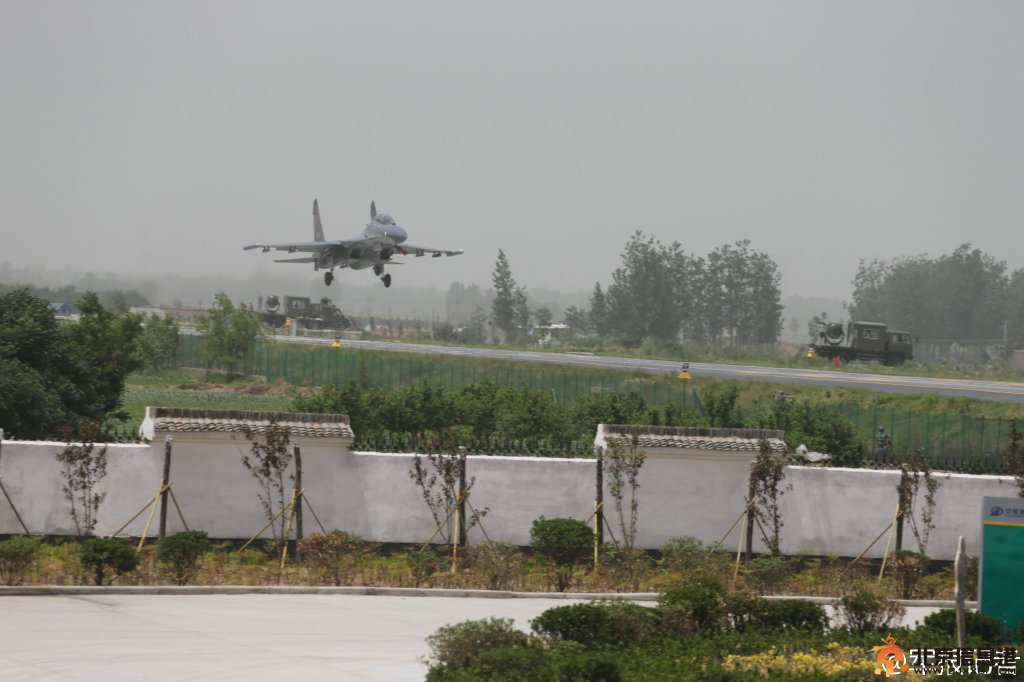 中国空军首次在高速路起降战机(组图)