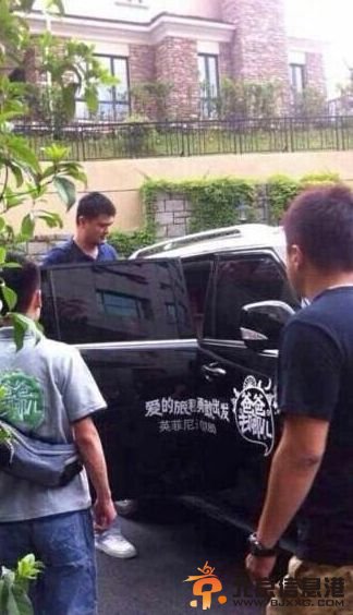 姚明在拍摄现场。
