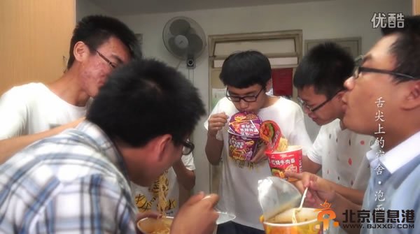 《舌尖上的泡面》深得舌尖精髓 舌尖体解说词勾起浓浓大学情