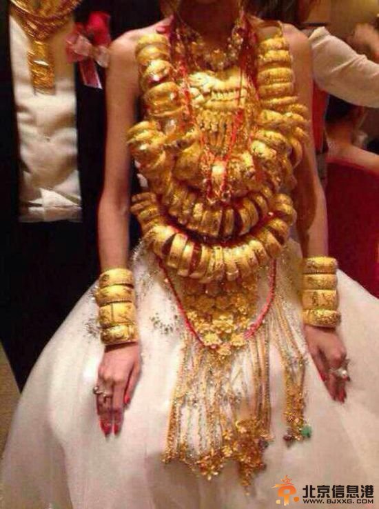 广东中山现豪华婚礼 新娘身挂70个金手镯