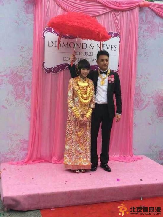 广东中山现豪华婚礼 新娘身挂70个金手镯