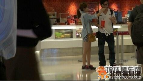 导演彭顺背妻子李心洁偷食 当众与嫩模亲嘴搂抱