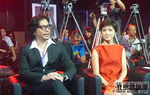 导演彭顺背妻子李心洁偷食 当众与嫩模亲嘴搂抱