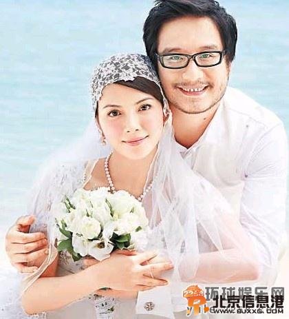 导演彭顺背妻子李心洁偷食 当众与嫩模亲嘴搂抱