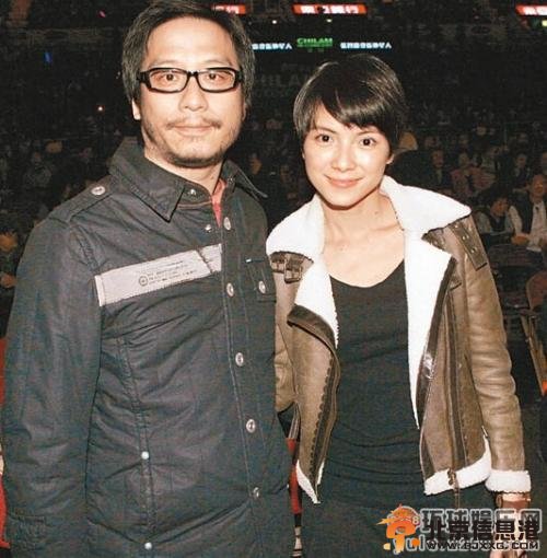 导演彭顺背妻子李心洁偷食 当众与嫩模亲嘴搂抱