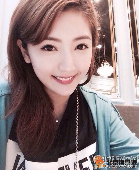 导演彭顺背妻子李心洁偷食 当众与嫩模亲嘴搂抱