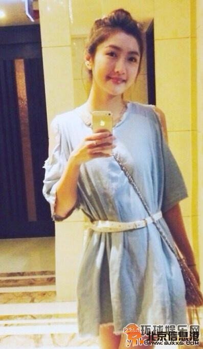 导演彭顺背妻子李心洁偷食 当众与嫩模亲嘴搂抱